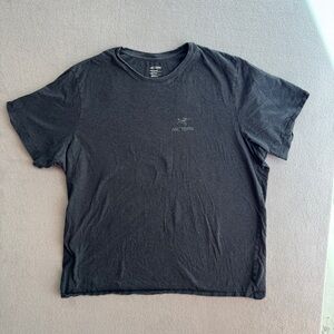 Arcteryx T Shirt XXL Men's Emblem Logo Short Sleeve Gray Cotton Outdoor